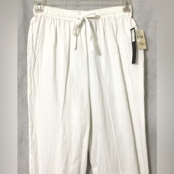 NWT~Club Z Collection White Capri Pants with Applique - Size Medium - Picture 2 of 8